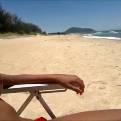 Gostosa nua se exibindo na praia